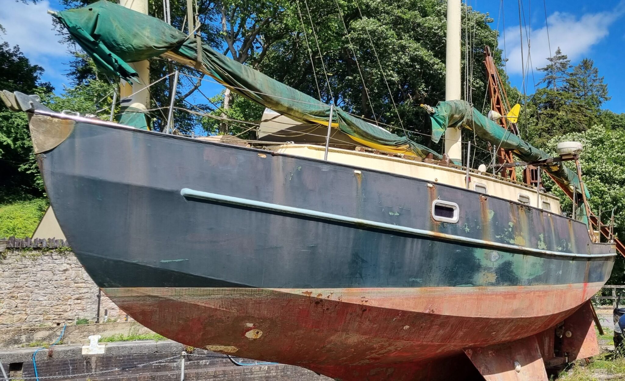 Lonely Boats - Steel built Golden Hind in Port Dinorwic (North Wales) - Matched Boat